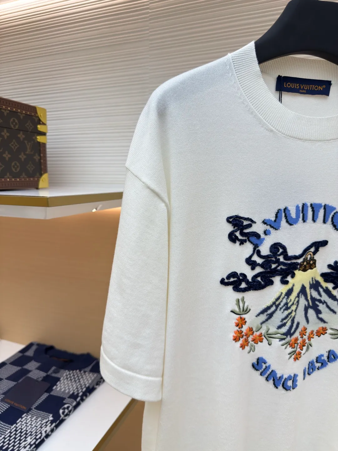 LOUIS VUITTON Nigo co-branded volcano embroidered knitted short-sleeved T-shirt ●Authentic product: Purchased and developed for 10999 ●Item number: 1680108-A90 ●Fabric: Pure cotton ribbed fabric ●Technology: Knitted production ●Version: Fitted version ●Weight: about 240 grams ●Size: XS-S-M-L ●Description: Pharrell William and Nigo dance together at the autumn and winter show. A Monogram handbag emerges from a volcano, surrounded by Louis Vuitton elements and cherry blossoms. This image is intarsia and embroidered on the chest of this sweater. Short-sleeved T-shirts for men and women cut from soft cotton in a round-neck style. The overall wiring is straight and delicate, the fabric is comfortable and soft, and the color is consistent without color difference. It can be matched with the same style to create a fashionable look and control various occasions. Customized accessories, complete with three standards, same style for men and women!
